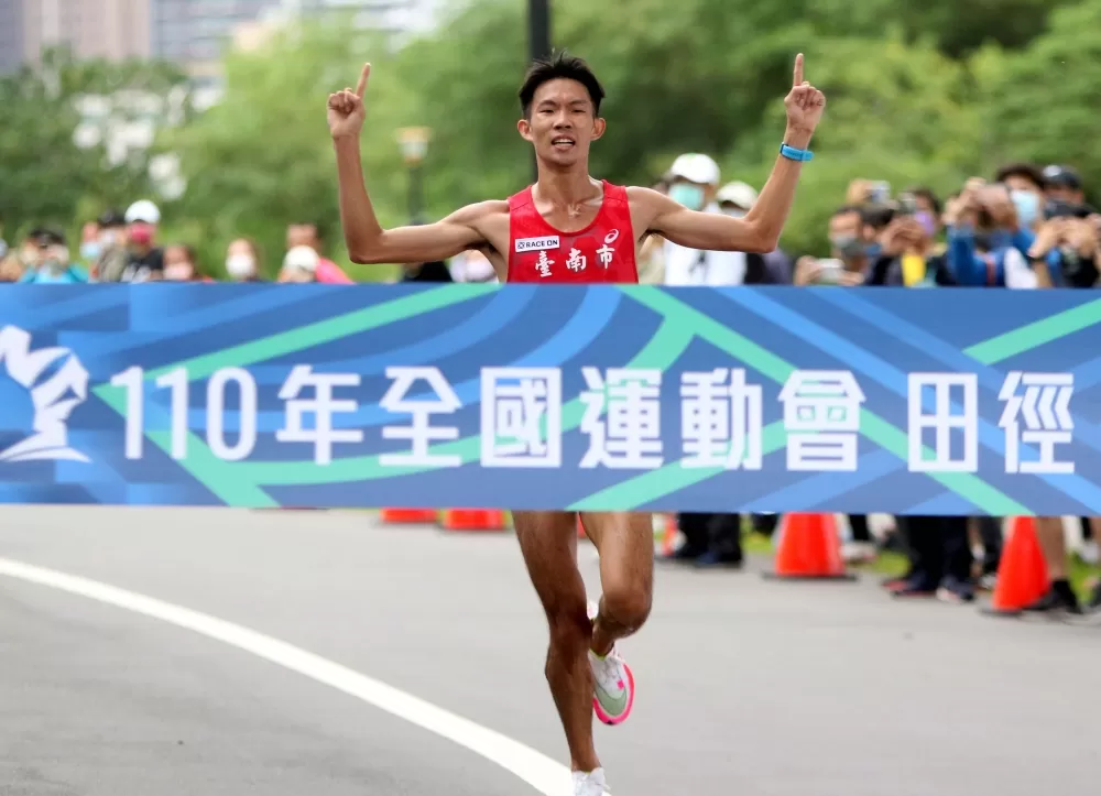 臺南市吳睿恩在全運男子馬拉松決賽,以2:31:14首度稱王。林嘉欣/攝影。