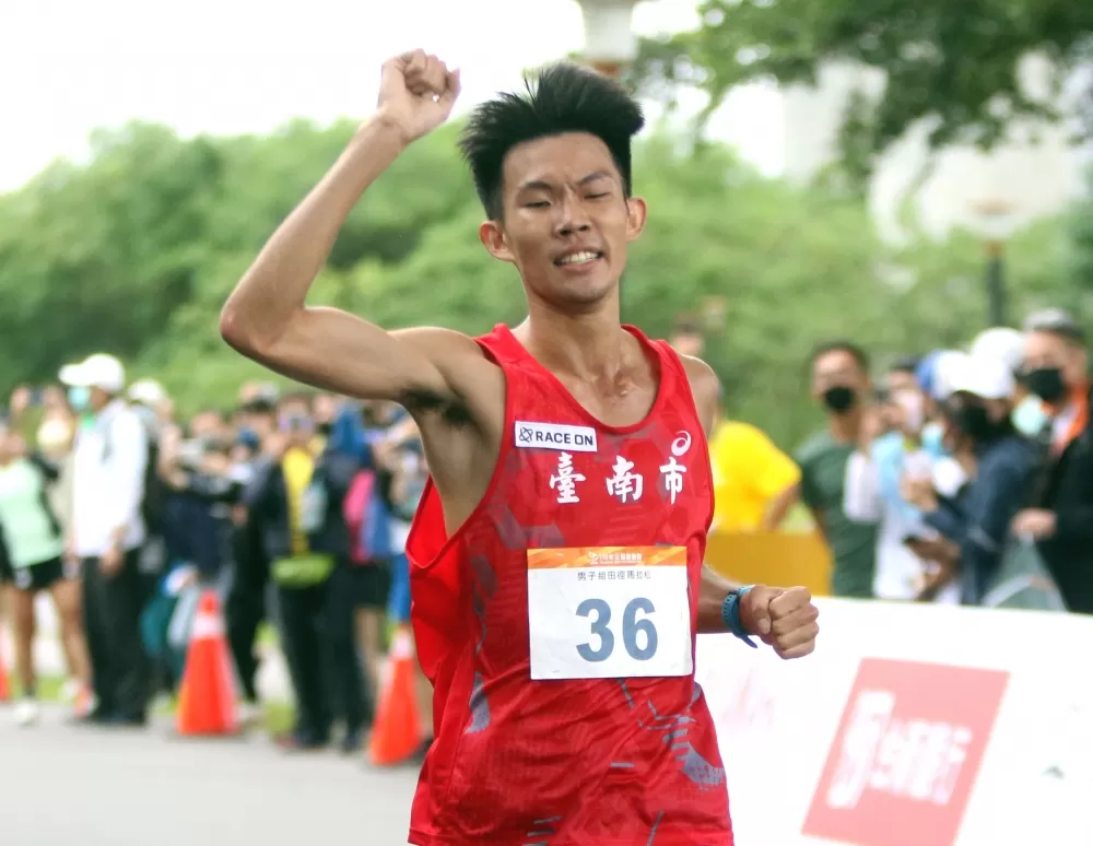 臺南市吳睿恩在全運男子馬拉松決賽,以2:31:14首度稱王。林嘉欣/攝影。
