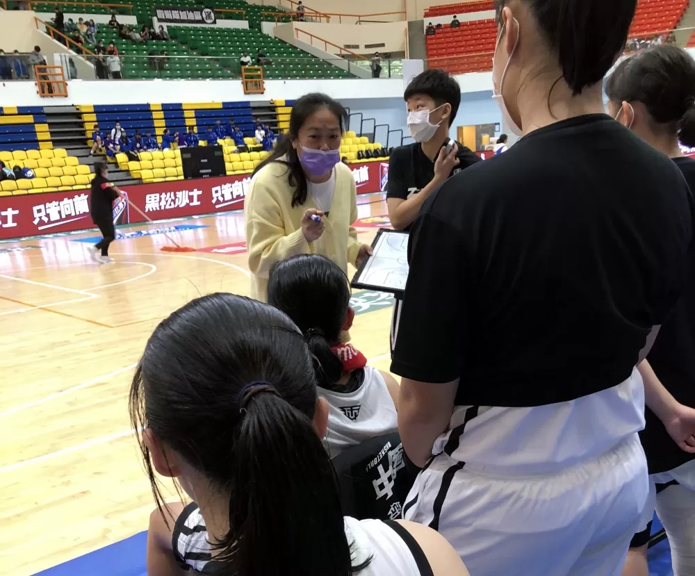 石牌教練高敏淇面授機宜。