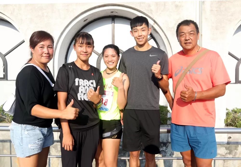 彭名揚(右二)全家都是運動員,女友鄭唐秀(左三)也是跨欄好手。林嘉欣/攝影。