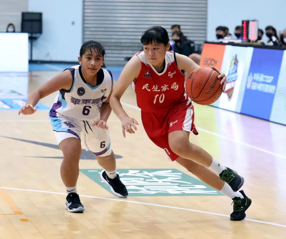 永平高一菜鳥後衛翁婕怡(左)HBL處女秀拿8分、3助攻以小搏大。大會提供。下同。