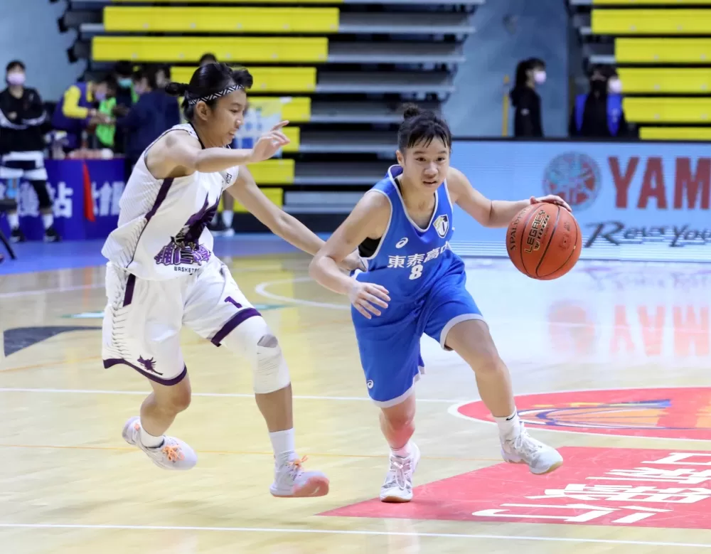 東泰姚亭亘 4記三分彈拿14分、6抄截 。