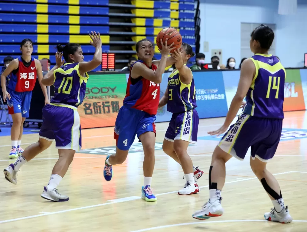 忠明攻下14分、11籃板、7抄截「準大三元」的李芷萱(左)防守海星。