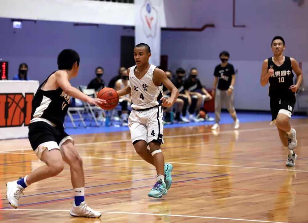 被教練鄭曉嵐誇獎稱職表現的七賢後衛孔官地(右)指揮若定。