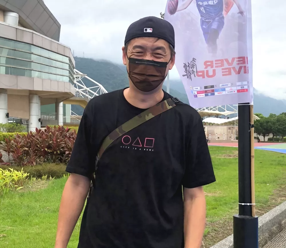 逾190公分的助教范永昇「代打」帽子反戴,率景興首晉預賽被喻為「大」福將。