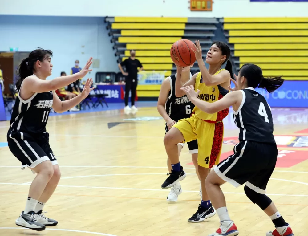 景興黃曉翊持球突破,教練范永昇站在遠方插腰注視,最終如願晉級。大會提供。下同。