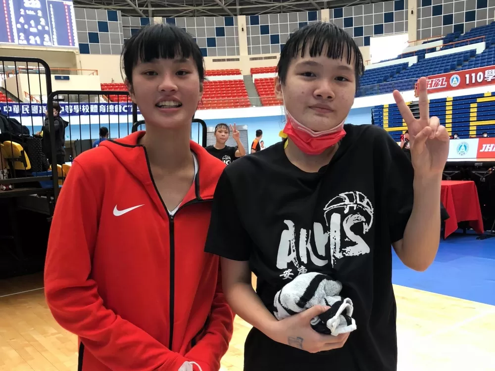 安康蘇穎(右)、仁武劉妤琳175公分的禁區「潛力股」相見歡。