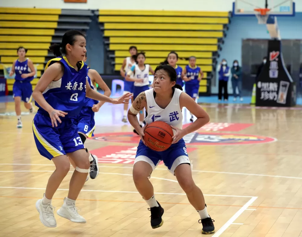 安康林芷安(左)防守仁武黃兆昕。