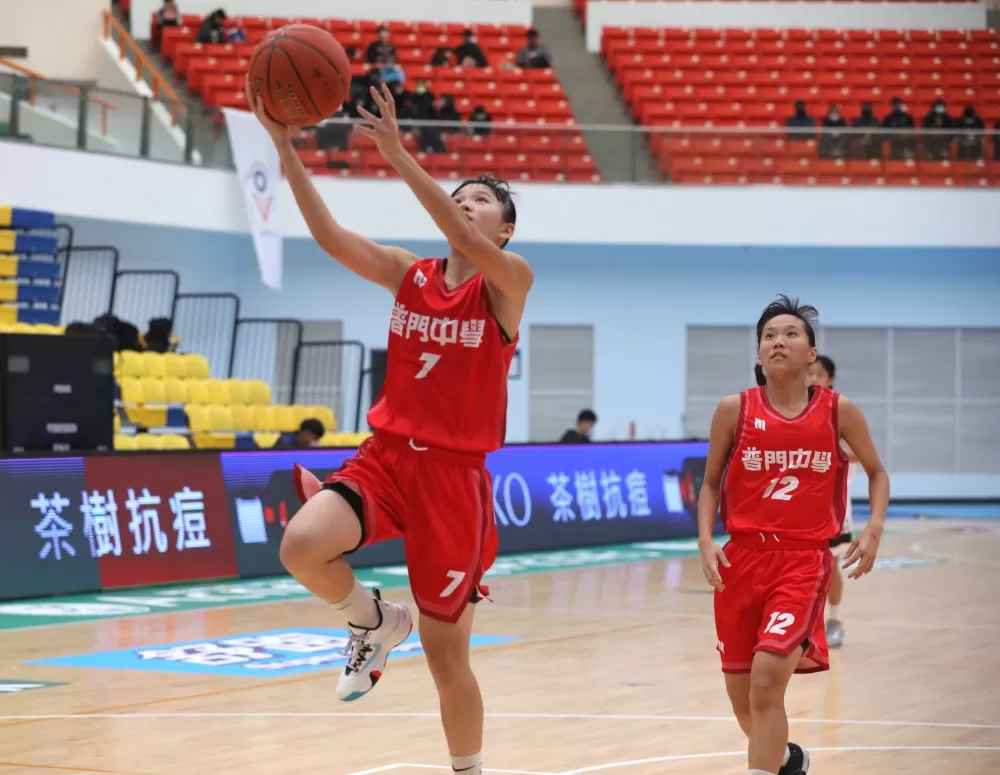 普門李宜庭突破上籃。