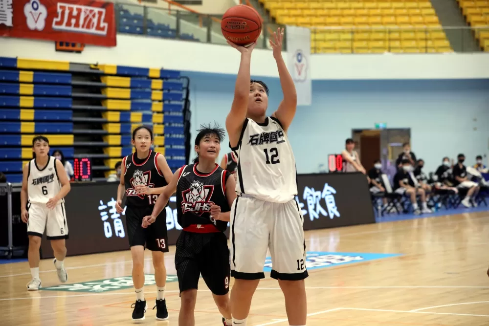 石牌李沛錡籃下強攻15分。