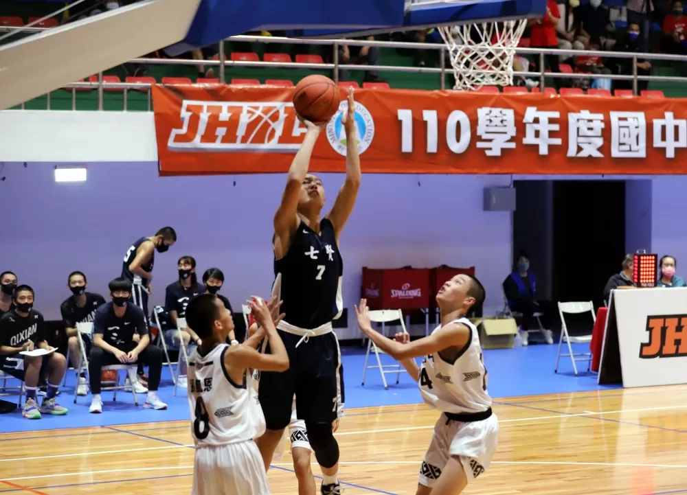 七賢中鋒莊佾恩籃下強攻。