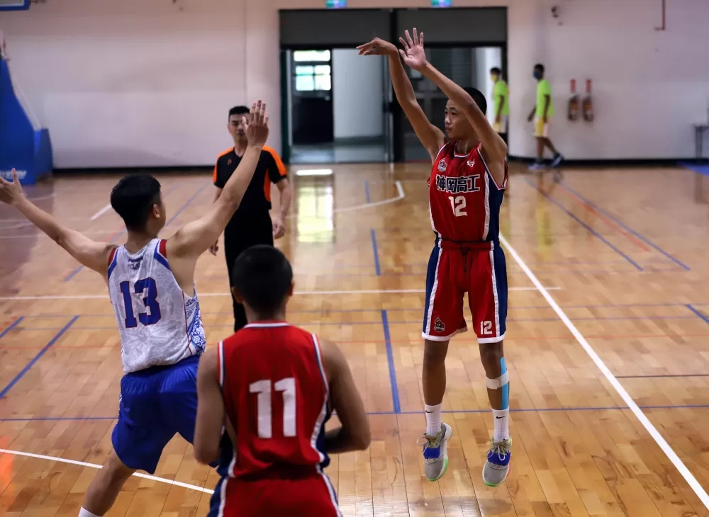 神岡陳冠宏4枚三分彈飆14分。