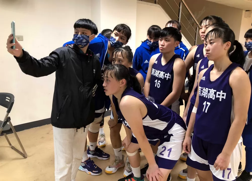 南湖贏輔仁晉級,代班教練張菀柔(左)與球員跟「小乖教練」孫韻筌視訊。大會提供。下同。