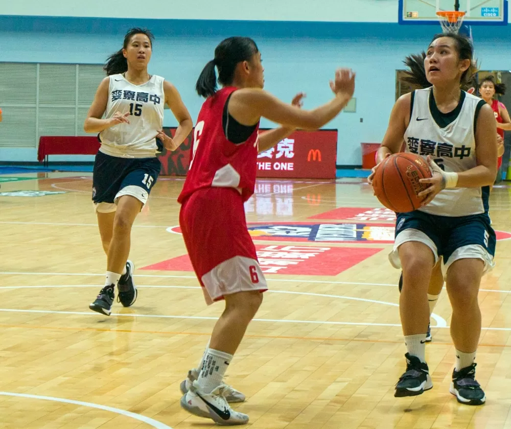 麥寮蔣宇婕籃下伺機進攻。