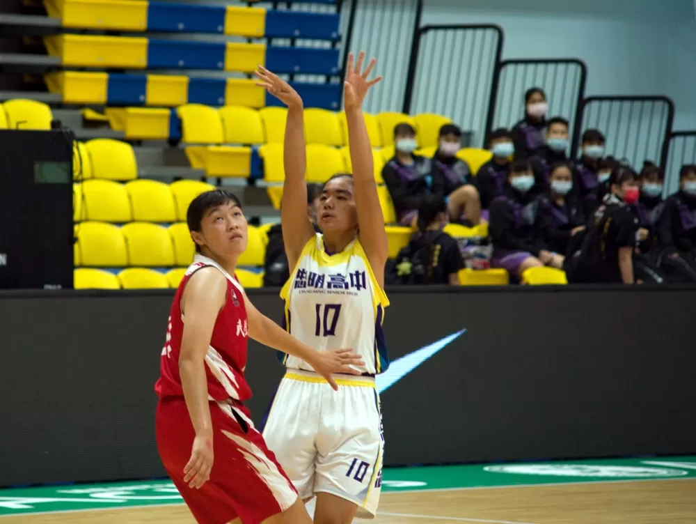 忠明李芷萱後仰跳投。