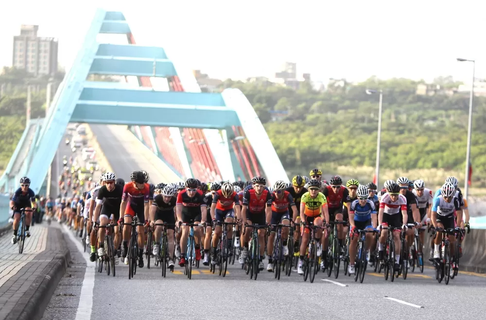 台灣登山王挑戰車手行經太魯閣大樓的壯觀場面。林嘉欣/攝影。