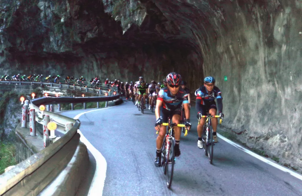 參加台灣登山王挑戰車手行經燕子口。林嘉欣/攝影。