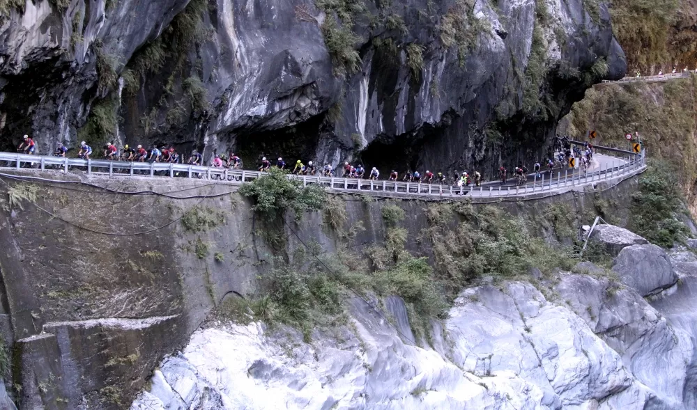 臺灣KOM自行車登山王挑戰沿途景緻鬼斧神工。林嘉欣/攝影。