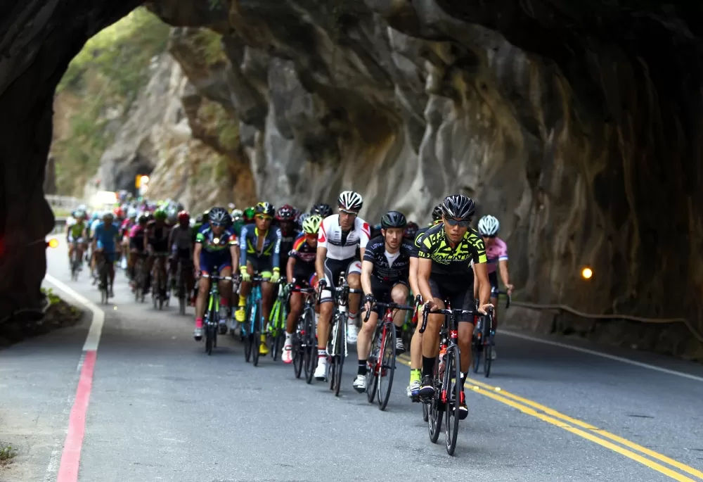 台灣登山王挑戰車手行經燕子口。林嘉欣/攝影。