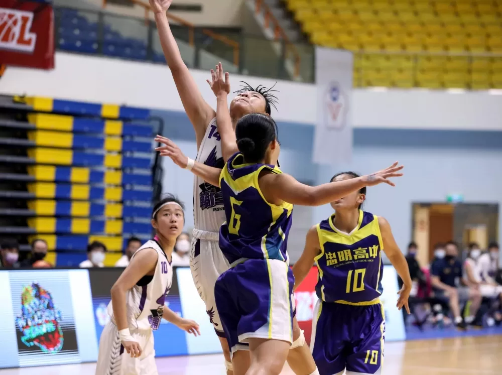 輔仁 陳佩伊單場36籃板恐成「佩伊障礙」且強攻籃下。