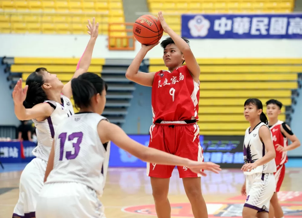 民生王亦欣籃下強攻。大會提供。下同。