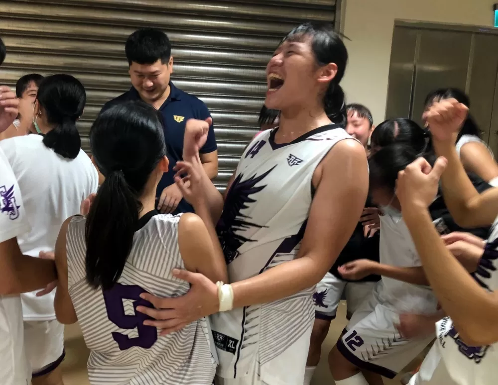 輔仁8人撐場一日兩勝晉級，「蚊子教練」黃玟穎激動飆淚。