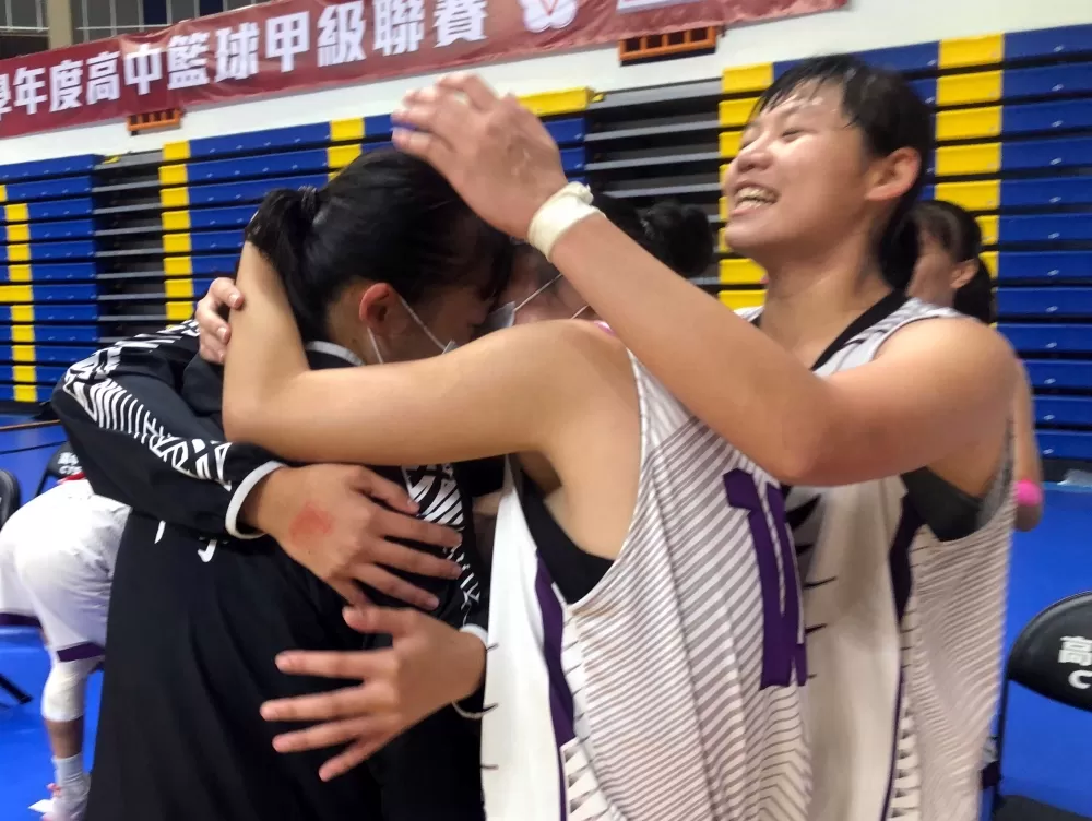 輔仁力克忠明晉預賽球員相擁輕泣。