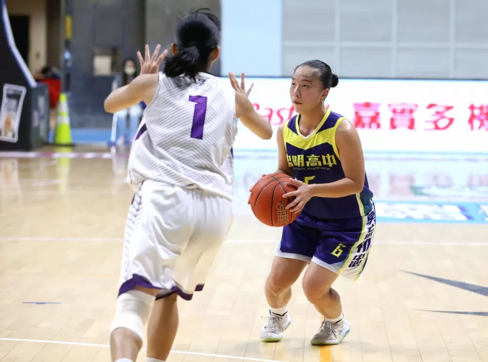 忠明廖品涵飆6記三分球拿19分、20籃板「雙十」。