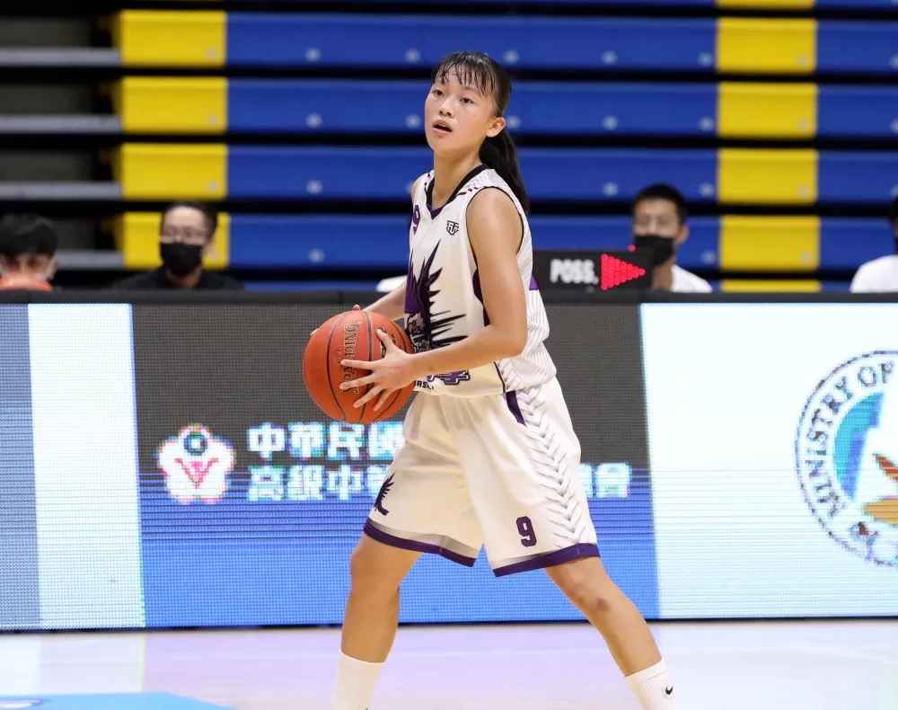 輔仁高一菜鳥黃郁淇指揮若定，外加終場前重要切入。