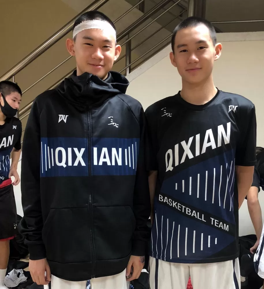 哥哥陳罡翼（左）摔傷退場、弟弟陳罡騏頂替建功，七賢雙胞胎連心。