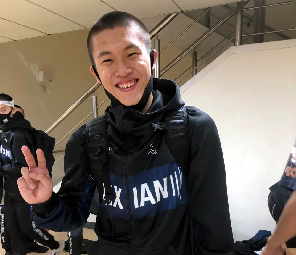 拔河排頭變籃球高手,七賢中鋒莊佾恩自我證明他不是吃素的。