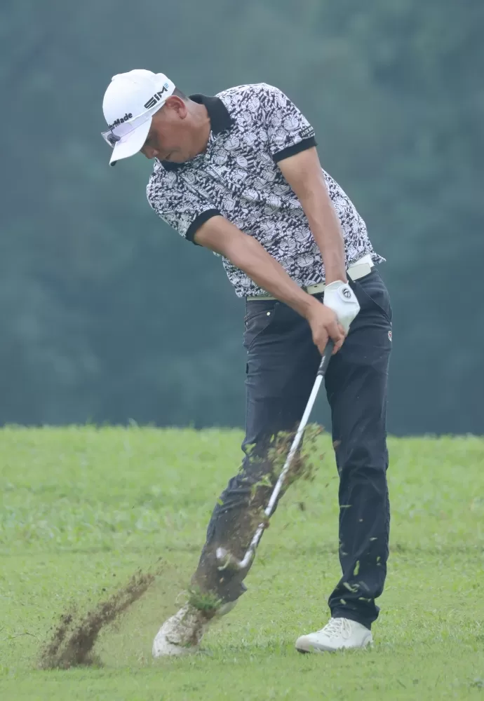 呂偉智70.70(-4)暫並列第二。