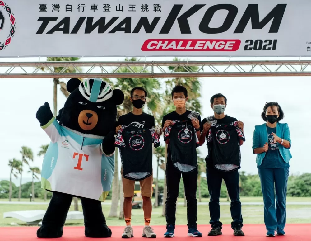 范永奕(中)和另外兩名參加10屆KOM的車手。