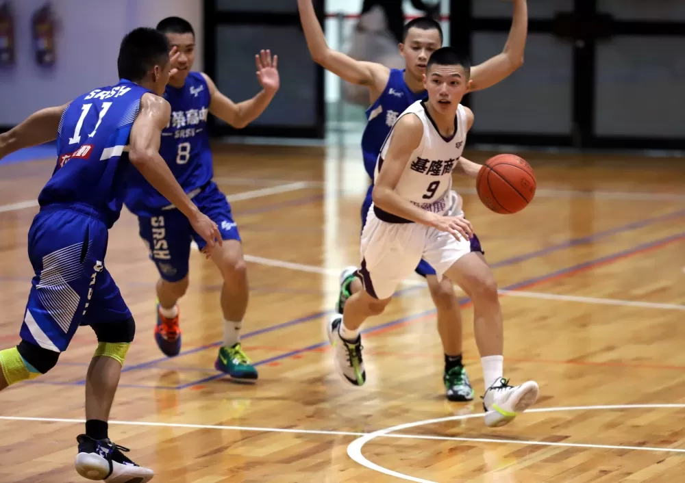 首役扮新榮奇兵的廖永禎(左11)與隊友三人包夾基商主得分手陳建豪。大會提供。下同。