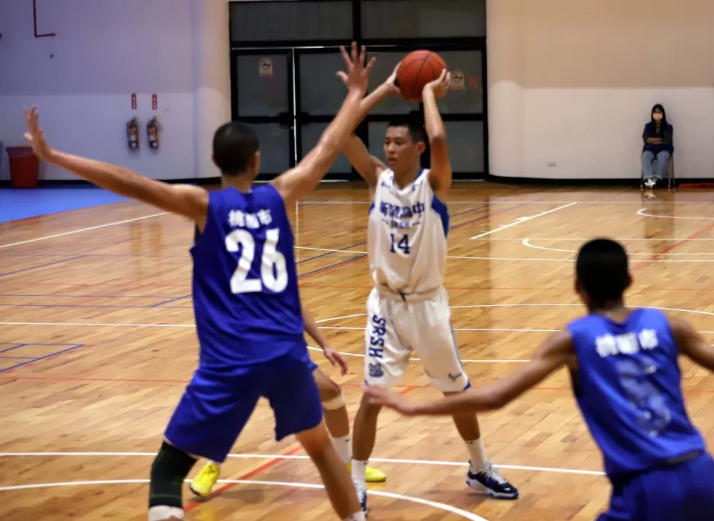 新榮謝易達持球進攻。