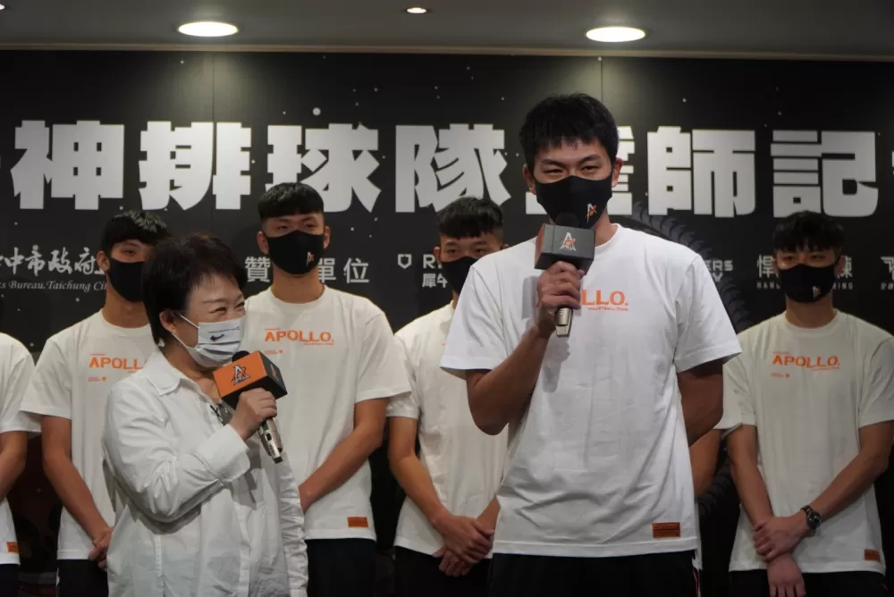 臺中市長盧秀燕(左)在記者會上訪問太陽神隊長盧清銓(右)。臺中太陽神提供。