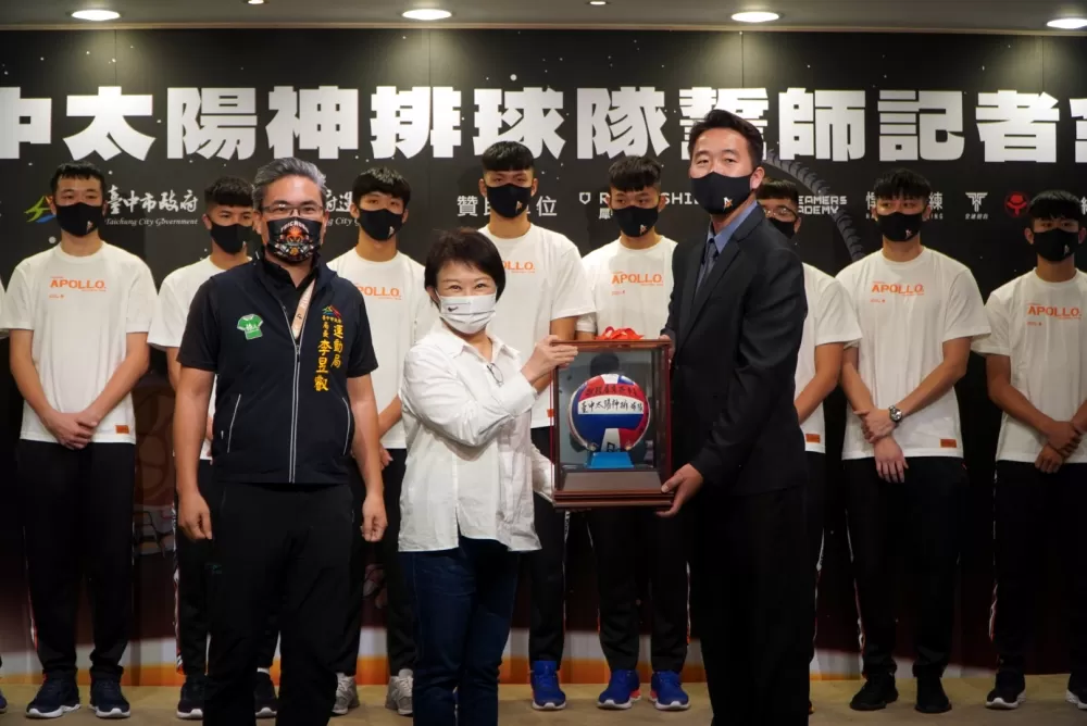 臺中太陽神總教練莊世賢(右),在記者會上致贈簽名球給臺中市長盧秀燕(中)、臺中市政府運動局長李昱叡(左)。臺中太陽神提供。