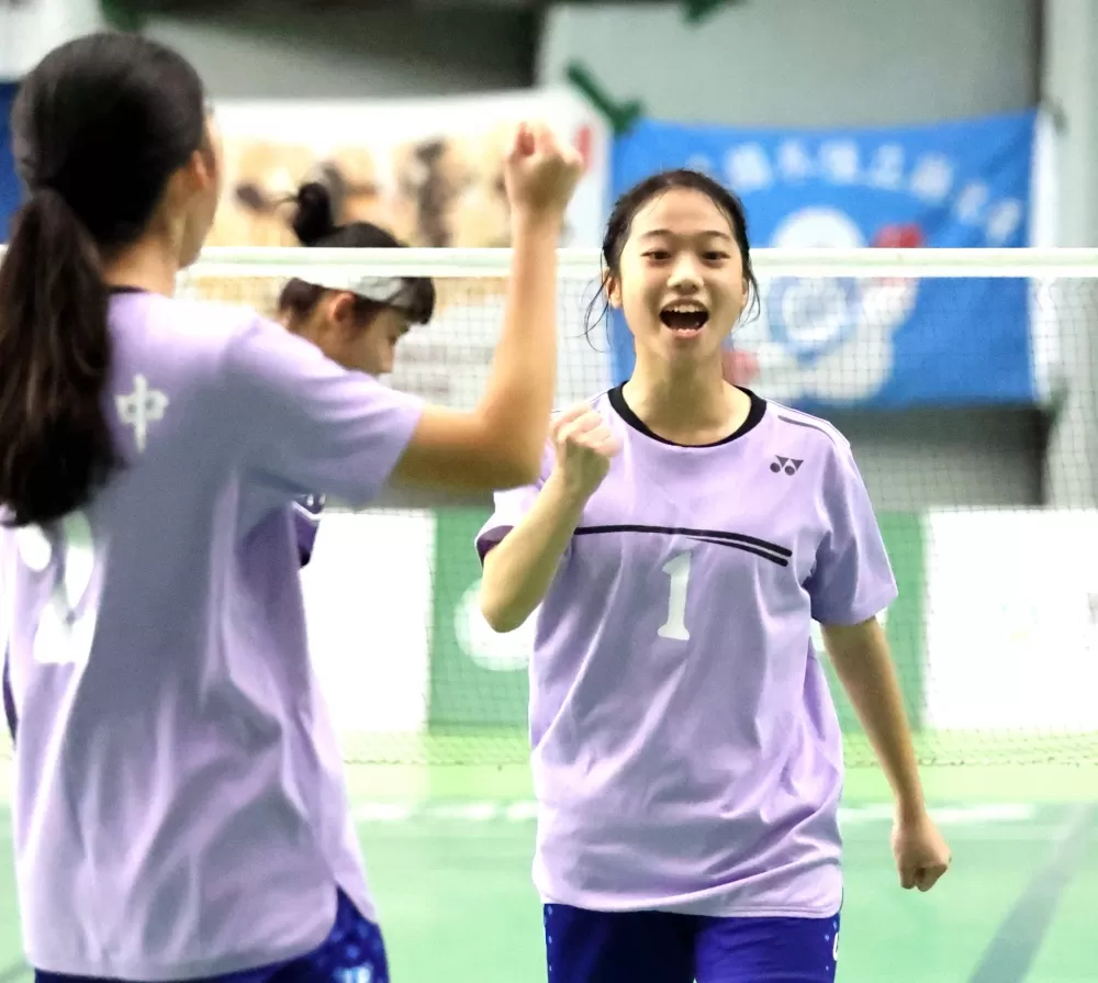 何凡幼(右)和邱孟潔喜升甲組。