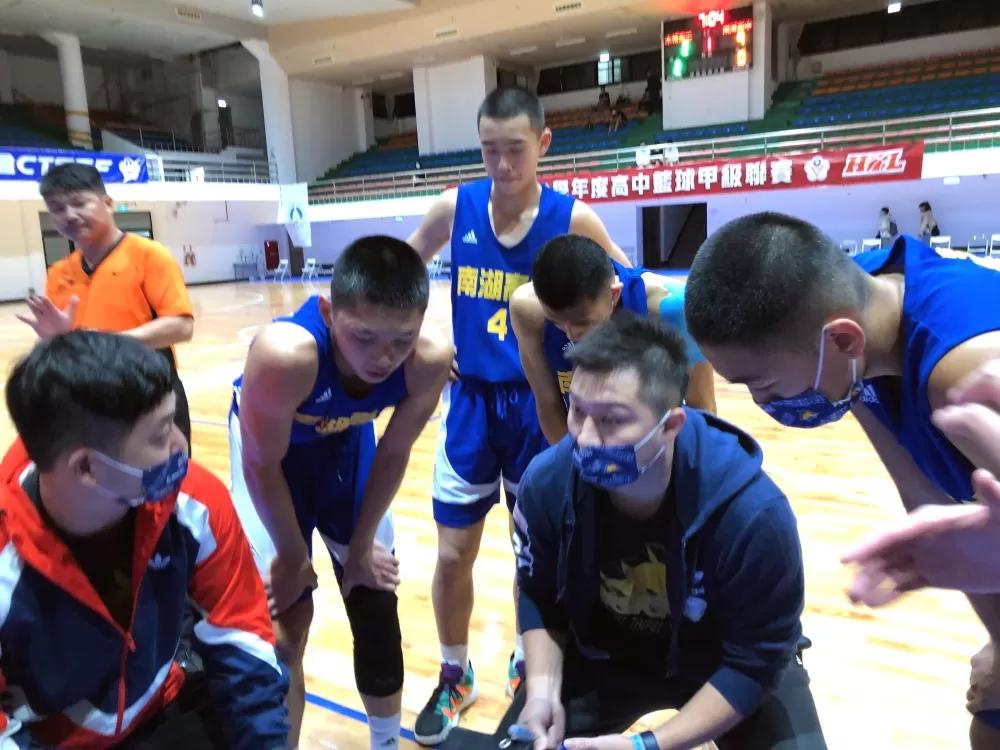 資格賽「魔王」之一南湖新教練檔陳弘澤(左)、黃昶珽(中)第一道考驗。