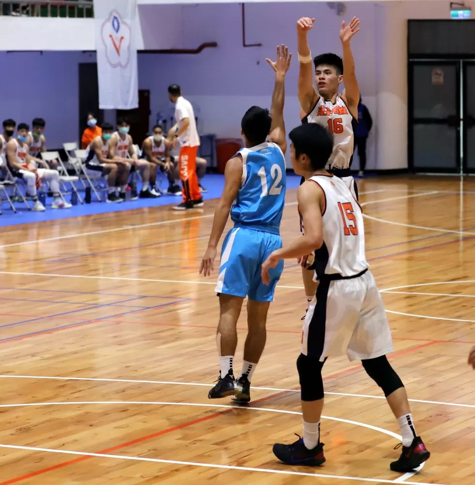 顏行書(白衣橘褲)掌兵符的莊敬小組賽開胡拿第三、淘汰賽抽在難度一般的第1組,有突圍機會。