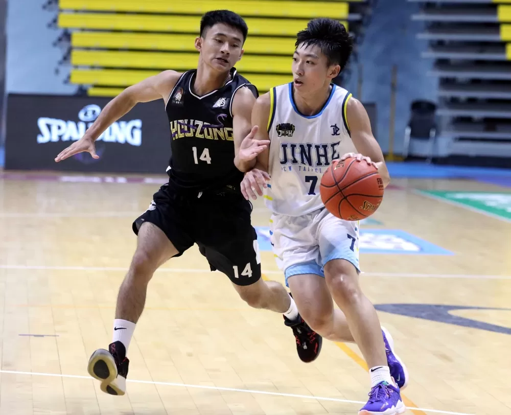 得分、助攻各6外帶10籃板的錦和李祐哲運球過人。