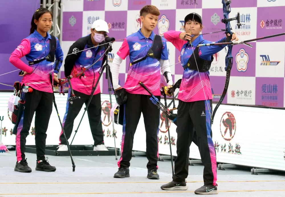 蘇思敏(前)和剛射下全運女子反曲弓金牌的邱意晴(左),以及隊友施孟君(右二)聯手,衛冕「女子天團」榮銜。中華企業射箭聯盟/提供。