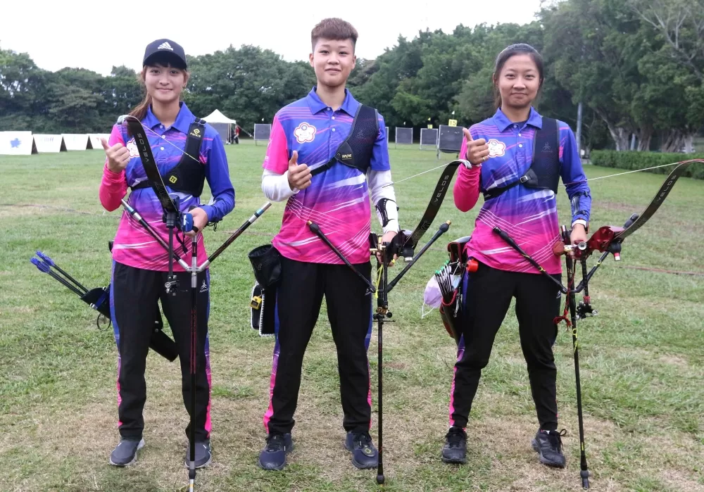 蘇思敏(左起)和施孟君、邱意晴聯手,衛冕「女子天團」榮銜。中華企業射箭聯盟/提供。