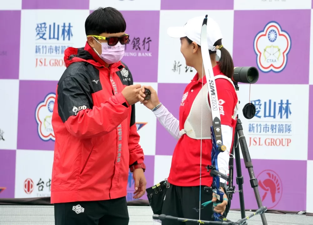 寒舍集團林佳恩和教練袁叔琪擊掌打氣。中華企業射箭聯盟/提供。