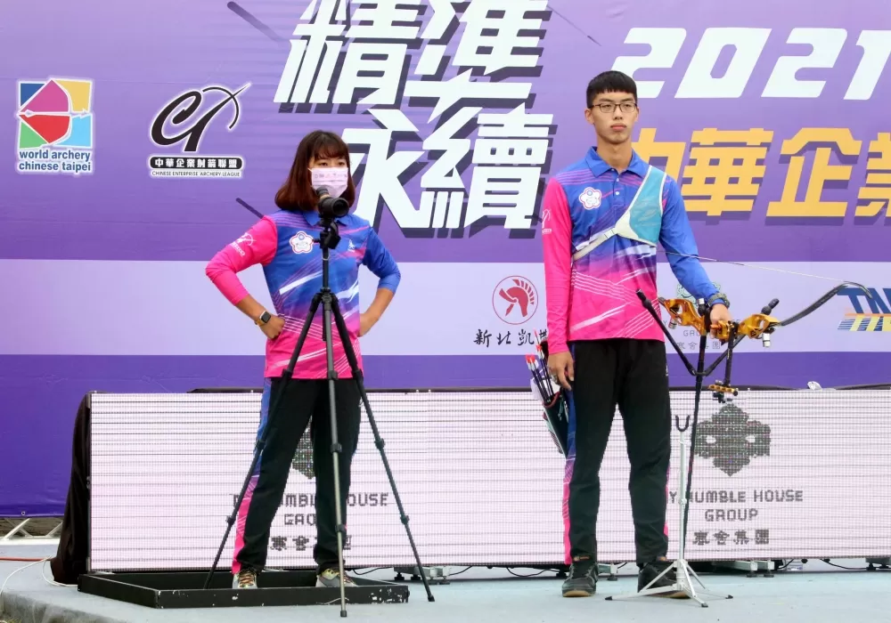 協會青年隊張譯中和教練林芳瑜。中華企業射箭聯盟/提供。