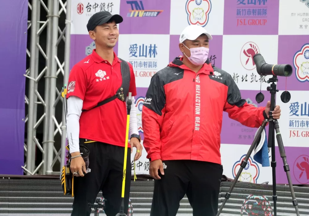 寒舍集團魏均珩和教練郭振維。中華企業射箭聯盟/提供。