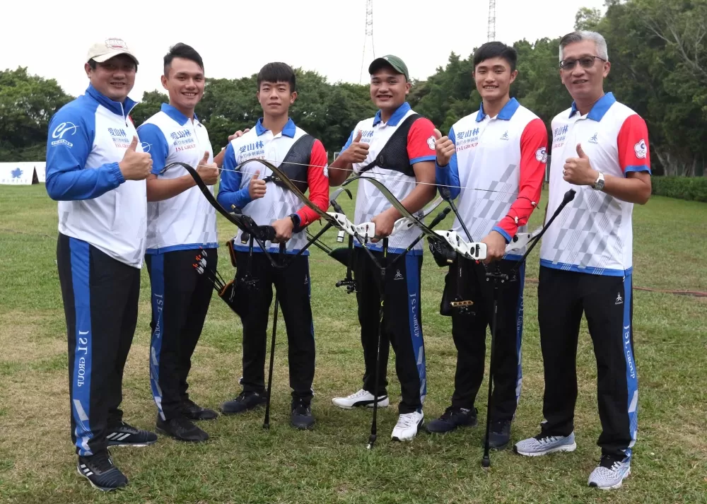 新竹愛山林隊鄧宇成(左三)和陳宸(右三)、林子翔(右二)聯手射下「男子天團」。中華企業射箭聯盟/提供。