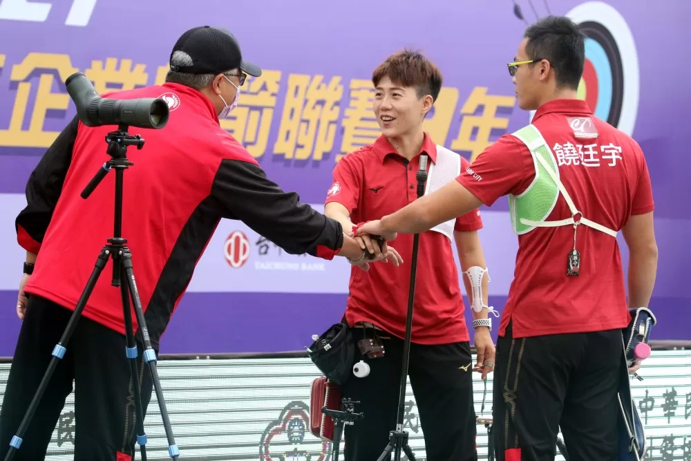 新北凱撒雷千瑩和饒廷宇射下「黃金混雙」。中華企業射箭聯盟/提供。