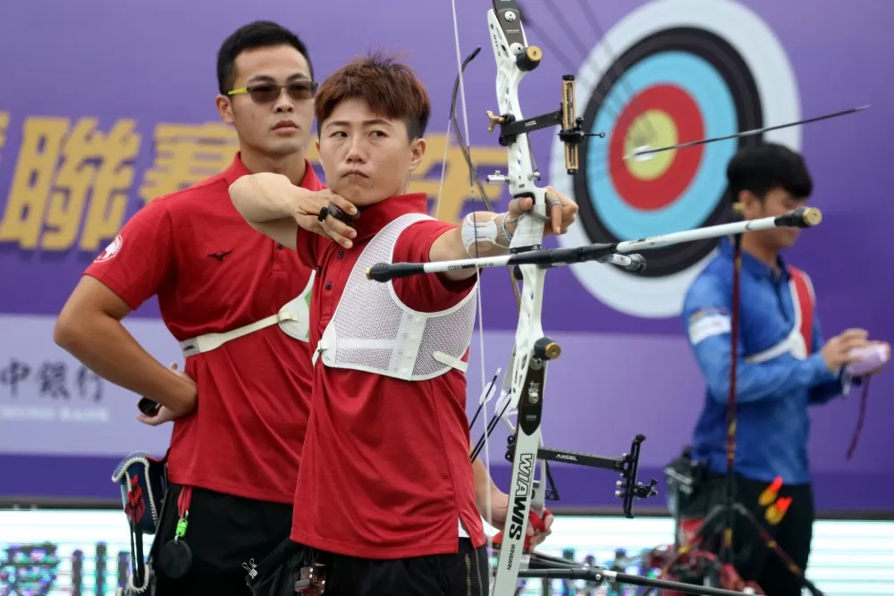 新北凱撒雷千瑩和饒廷宇射下「黃金混雙」。中華企業射箭聯盟/提供。