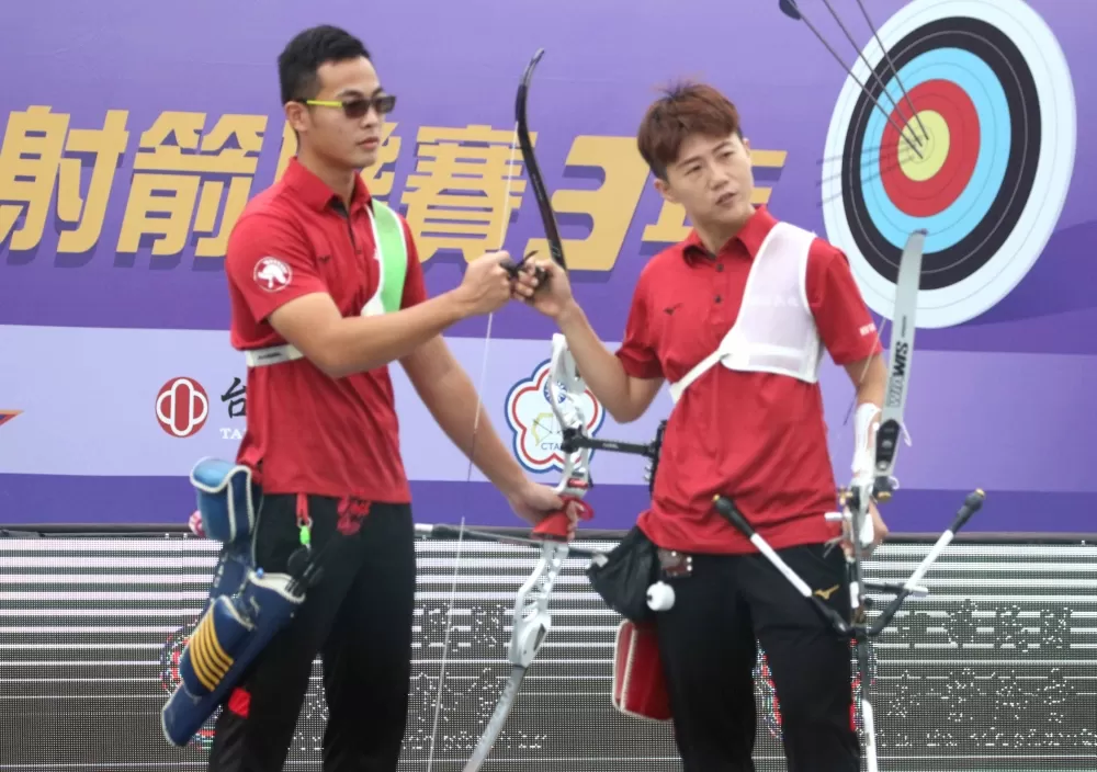 新北凱撒雷千瑩和饒廷宇射下「黃金混雙」。中華企業射箭聯盟/提供。